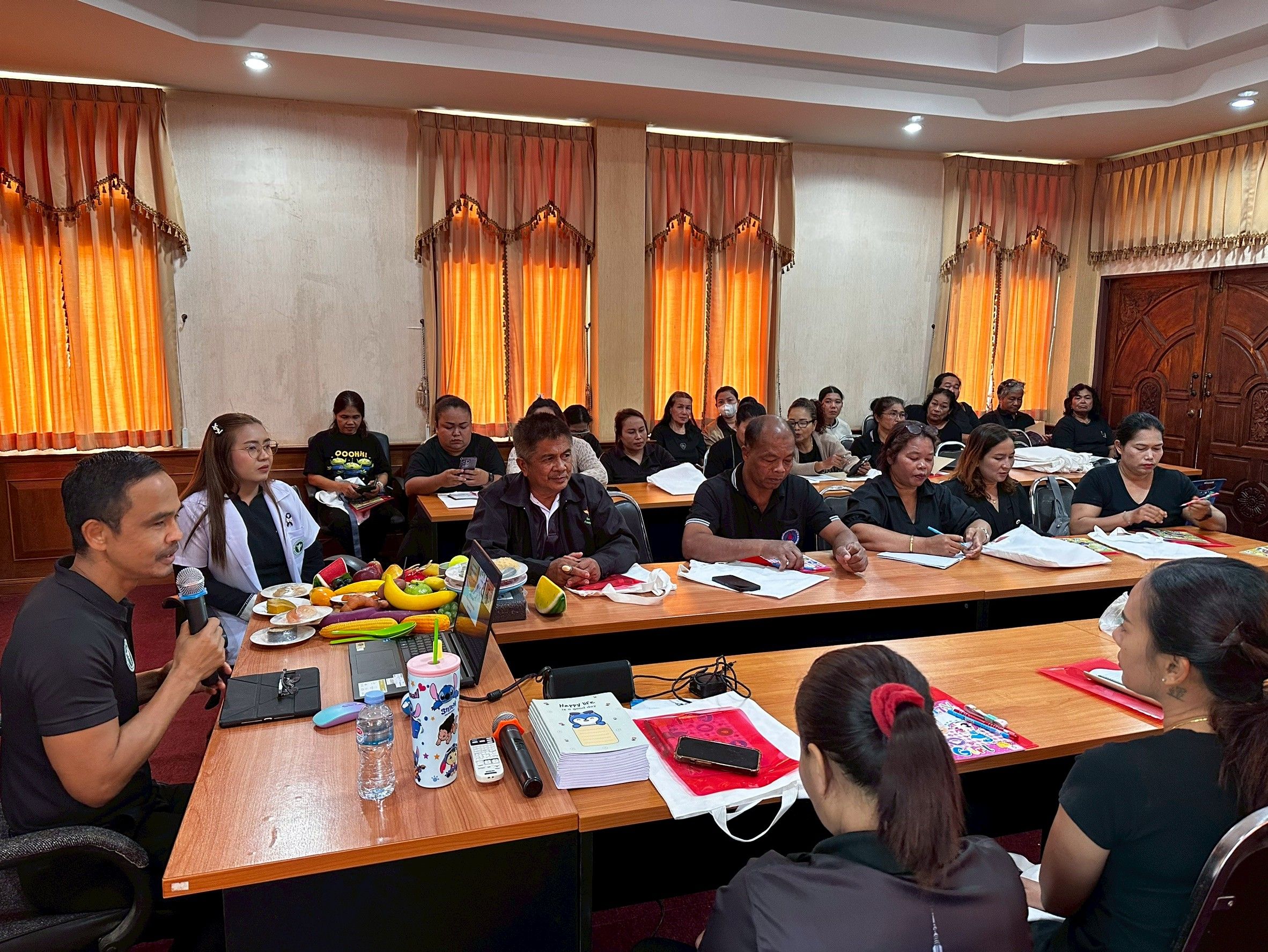 อบรมโครงการสร้างเสริมสุขภาพ และป้องกันโรคไม่ติดต่อเรื้อรัง (NCDs) ณ ห้องประชุม สำนักงานสาธารณสุขอำเภอวิภาวดี